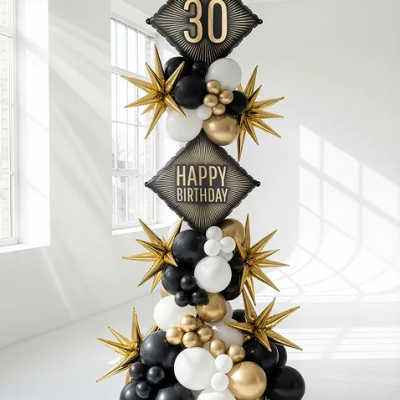 Escultura de balões preto, branco e dourado com texto 30 e HAPPY BIRTHDAY
