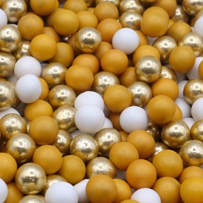 Esferas pequenas de confeitaria douradas, brancas e amarelo-alaranjadas