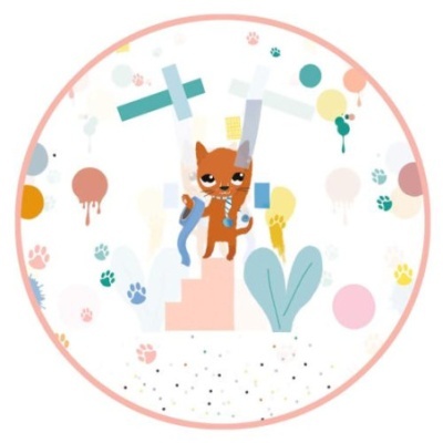 Ilustração de gato castanho com objetos azul e branco, pegadas coloridas e balões em fundo branco