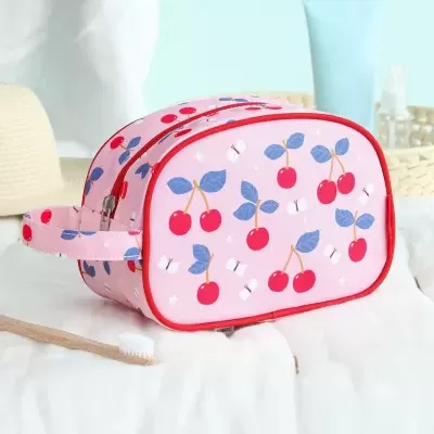 Necessaire rosa com padrão de cerejas e borboletas