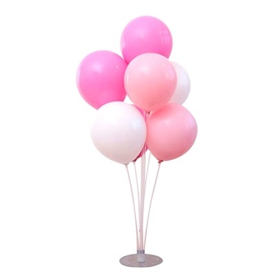 Conjunto de balões de látex em tons de rosa e branco sobre suporte transparente
