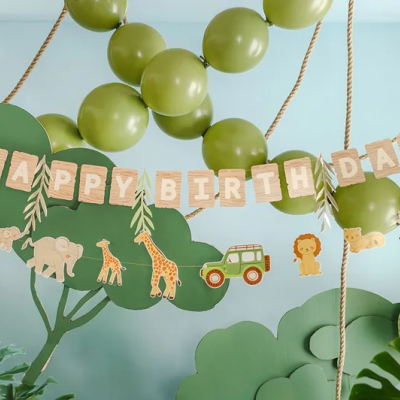 Decoração de aniversário com balões verdes e faixa com animais selvagens