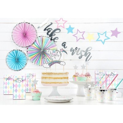 Decoração de festa com tema unicórnio em tons pastel com bolo, cupcakes, copos, sacos e enfeites de estrelas e frase 'Make a wish'.
