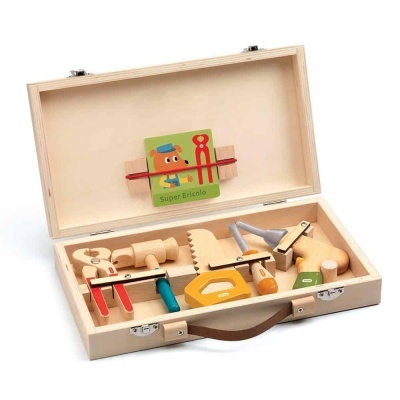 Conjunto de ferramentas de madeira para brincar em caixa de madeira clara.