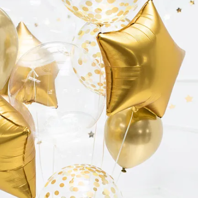 Conjunto de balões dourados e transparentes com confetes em fundo branco