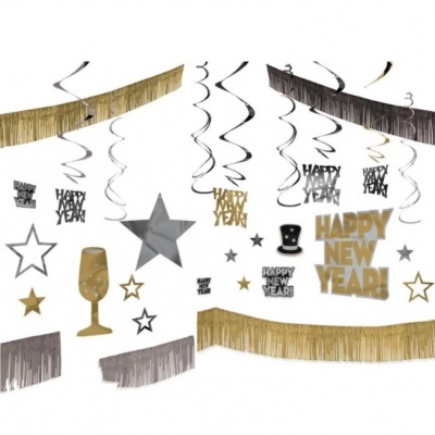 Decoração para Ano Novo com franjas, estrelas, texto HAPPY NEW YEAR, champanhe, chapéu e serpentinas
