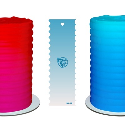 Duas velas cilíndricas vermelha e azul com marcador central azul