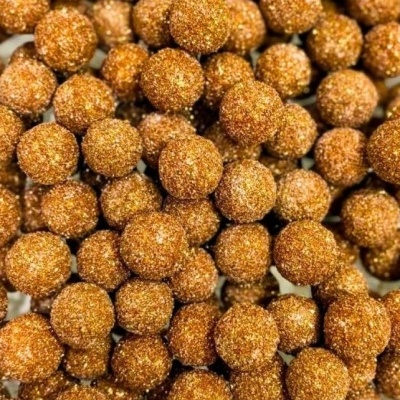 Bolas castanhas com textura granulada e pó dourado