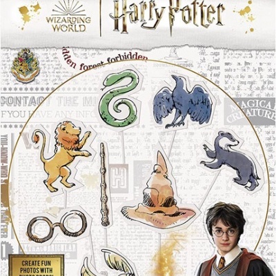 Conjunto de acessórios para fotos Harry Potter em embalagem com ícones das casas, chapéu seletor, varinha e personagem.