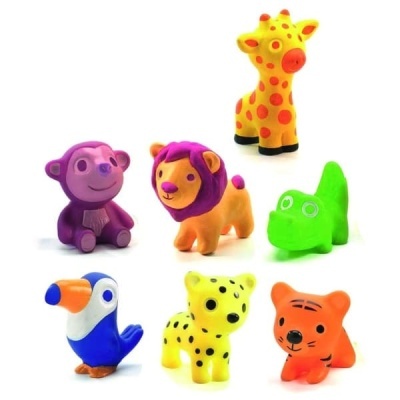 Sete brinquedos de borracha coloridos em forma de animais diferentes