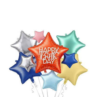 Balões estrela metálicos coloridos com texto Happy Birthday no balão vermelho