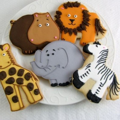 Bolachas em forma de animais selvagens decoradas com glacê colorido