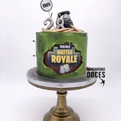 Bolo Fortnite Battle Royale verde com decoração de armas e texto RENATO 28 no topo