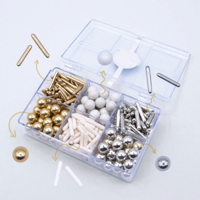 Caixa organizada com peças metálicas e plásticas diversas em compartimentos