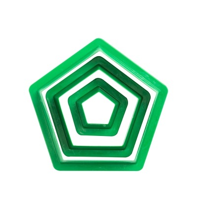 Moldes plásticos pentagonais verdes inseridos um dentro do outro