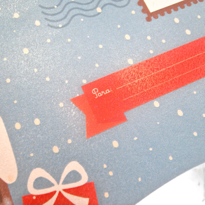 Cartão azul com selo do Pai Natal, neve, faixa vermelha com texto 'Para:' e presente vermelho com laço branco