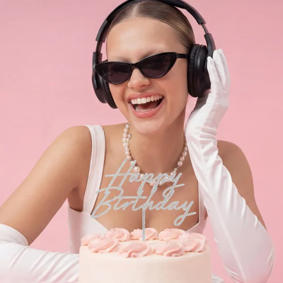 Mulher com bolo de aniversário rosa com enfeite Happy Birthday