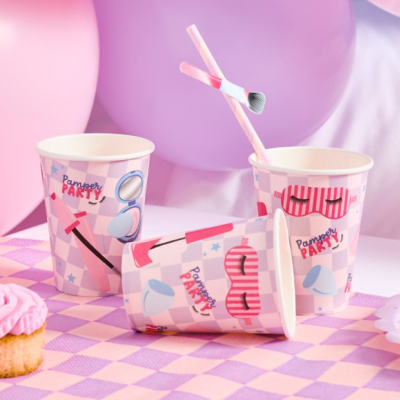 copos de papel decorativos com padrão lilás e branco, tema beleza e texto Pamper PARTY