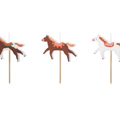 Três palitos decorativos com cavalos coloridos em fundo branco