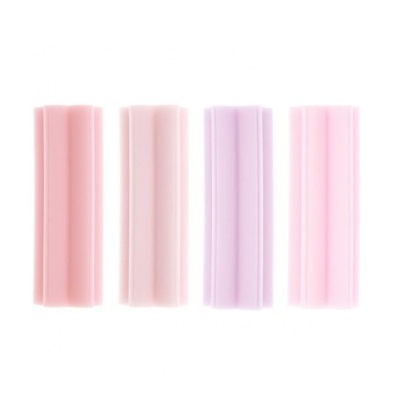 Quatro rolos de cabelo espumados em tons pastel posicionados lado a lado