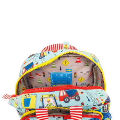 Mochila infantil colorida com padrão de veículos de construção e sinais de trânsito