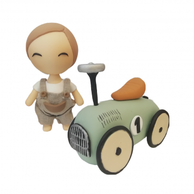 Figura decorativa boneco com trator miniatura em fundo branco