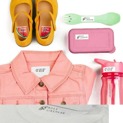 Conjunto de sapatos amarelos, estojo rosa, talher verde, garrafa rosa, colete rosa, camisola branca