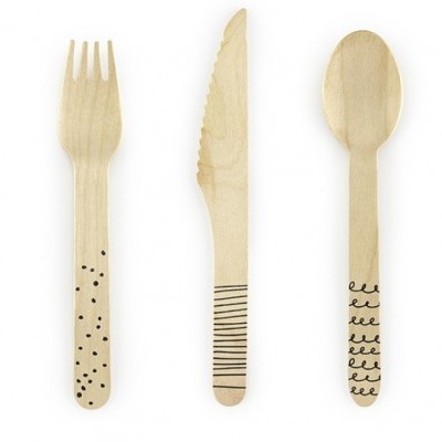 Talheres de madeira decorados com padrões pretos sobre fundo branco