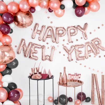Decoração de festa com balões rosa, bordô e preto e texto em balões: HAPPY NEW YEAR
