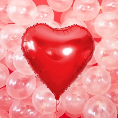 Balão vermelho em forma de coração entre bolas transparentes