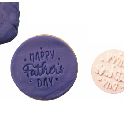 Carimbo rosa e bolacha decorada roxa com texto 'Happy Father's Day'