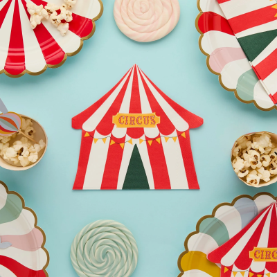 Conjunto de pratos, guardanapos CIRCUS, pipocas e pirulitos sobre fundo azul claro