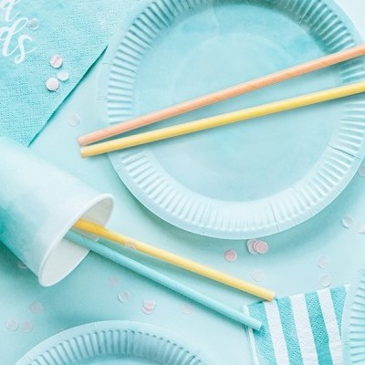 Conjunto de festa azul com pratos, copos, palhinhas e guardanapos