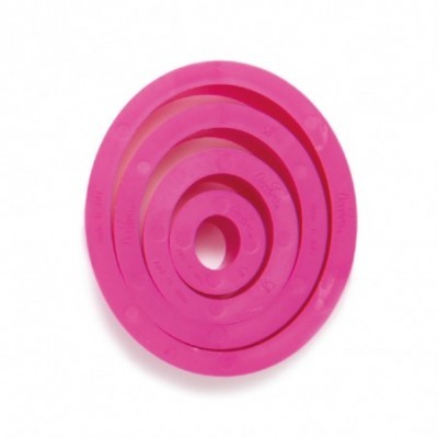 Quatro moldes redondos de silicone rosa empilhados