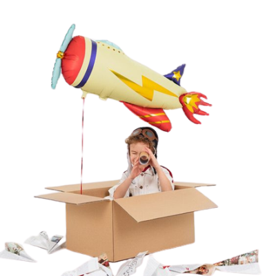 Criança numa caixa de cartão com balão de avião e aviões de papel