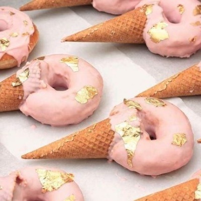Cones de gelado e donuts com cobertura rosa e folha dourada comestível