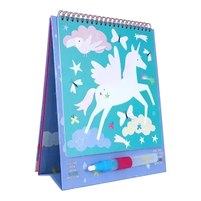 Calendário ou caderno de atividades com desenho de unicórnio e caneta de água