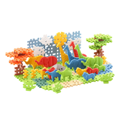 Brinquedos de encaixe coloridos representando animais selvagens e elementos da natureza