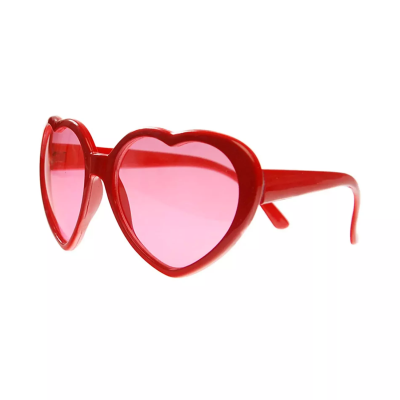 Óculos de sol vermelhos com lentes em forma de coração