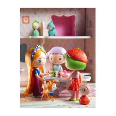 Figuras de brinquedo coloridas em cenário com mesa e decoração de parede