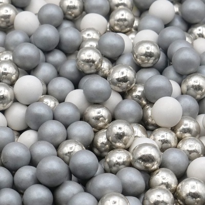 Bolas pequenas decorativas cinza, branco e prata metálico