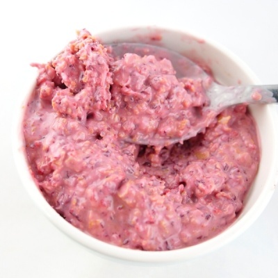 Tigela branca com creme espesso rosado e colher metálica