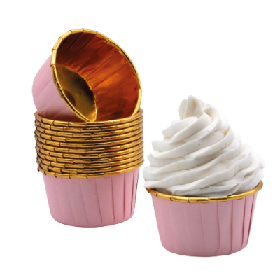 Cápsulas para cupcakes cor-de-rosa com interior dourado e cupcake com cobertura branca