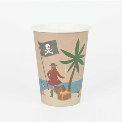 Copo de papel com desenho de pirata, baú do tesouro e bandeira pirata