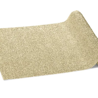 Tapete bege claro parcialmente enrolado sobre fundo branco