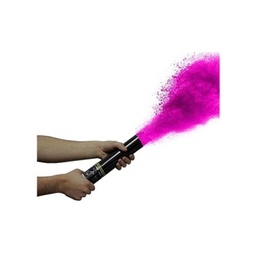 Tubo negro lançando pó cor de rosa com fundo branco