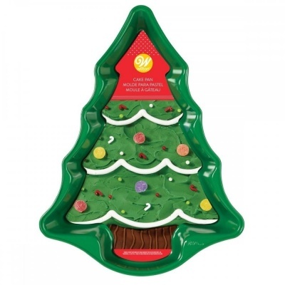 Forma de bolo verde em forma de árvore de Natal com decoração e etiqueta vermelha