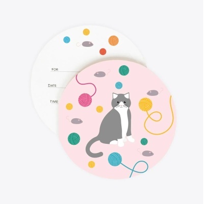 Etiquetas redondas com gato e novelos de lã coloridos