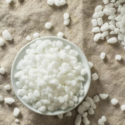 Prato branco com pequenos grânulos brancos sobre tecido bege