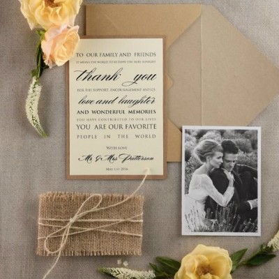 Convite de agradecimento com envelope, fotografia preta e branca, embalagem de juta e flores amarelas